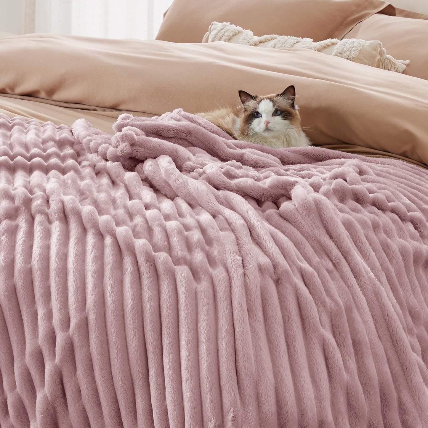 Fleece Throw Blanket for Sofa - Fluffy Throw, Pink, 150X200 Cm | Striped Soft Cute and Cosy, Lightweight Warmth, Perfect for Room Decor, Travel, Camping, Gifts for Women and Girls