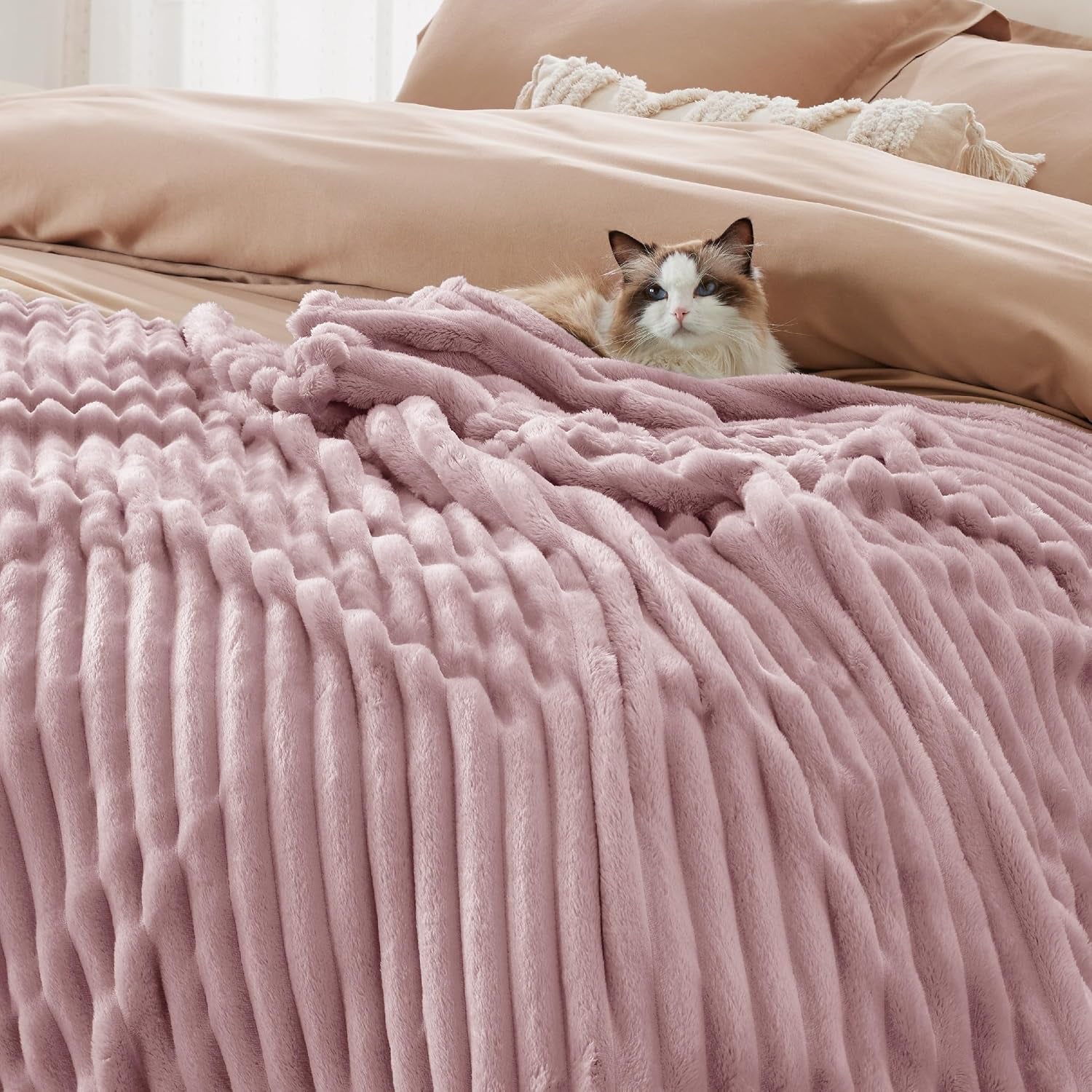 Fleece Throw Blanket for Sofa - Fluffy Throw, Pink, 150X200 Cm | Striped Soft Cute and Cosy, Lightweight Warmth, Perfect for Room Decor, Travel, Camping, Gifts for Women and Girls